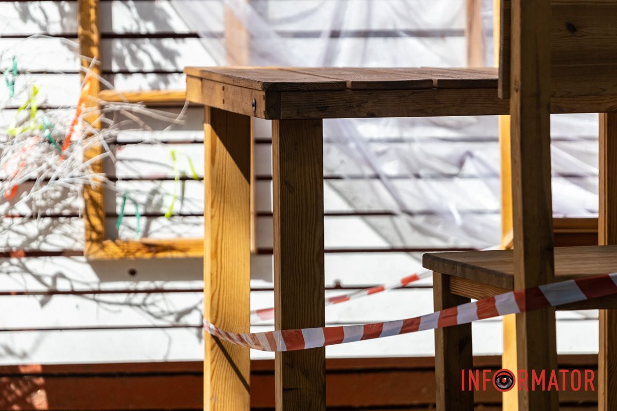 Отец Евы считает, что конструкцию должны были зафиксировать, и ищет ответственных В Днепре в парке Шевченко девочка травмировалась стулом по артинсталляции: ребенок в реанимации 12