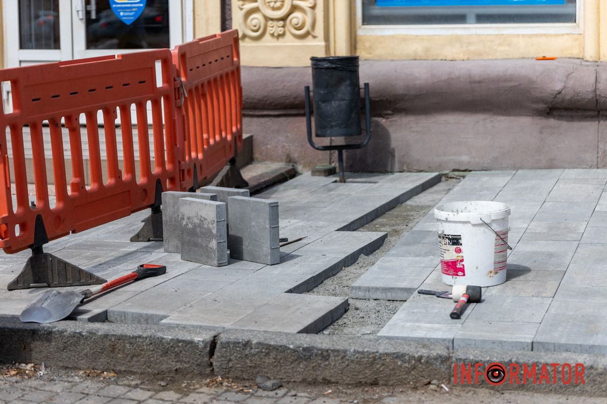 Из-за ремонта люди частично ходят по проезжей части Из-за ремонта люди частично ходят по проезжей части