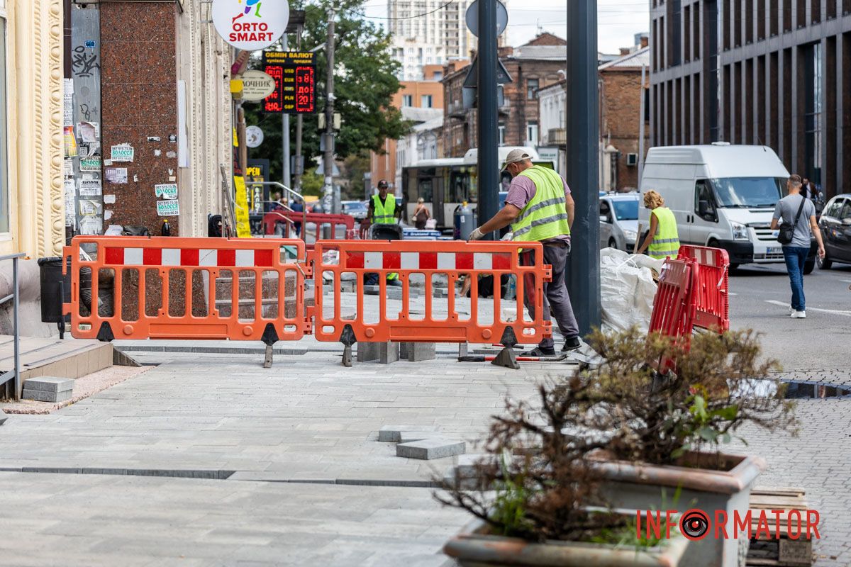 В Днепре ремонтируют тротуар на улице Липинского В Днепре ремонтируют тротуар на улице Липинского