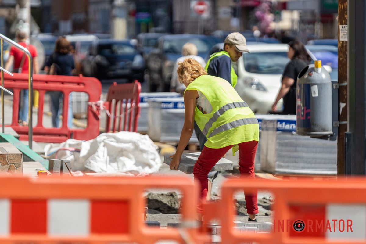 Она неудобна для маломобильных людей и уже сильно изношена. Она неудобна для маломобильных людей и уже сильно изношена.