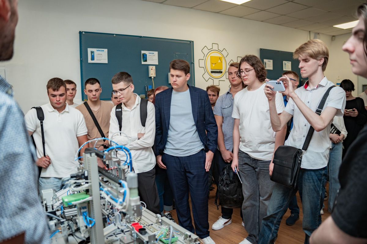 В Днепре продолжается программа по усилению инженерного образования в школах левого берега