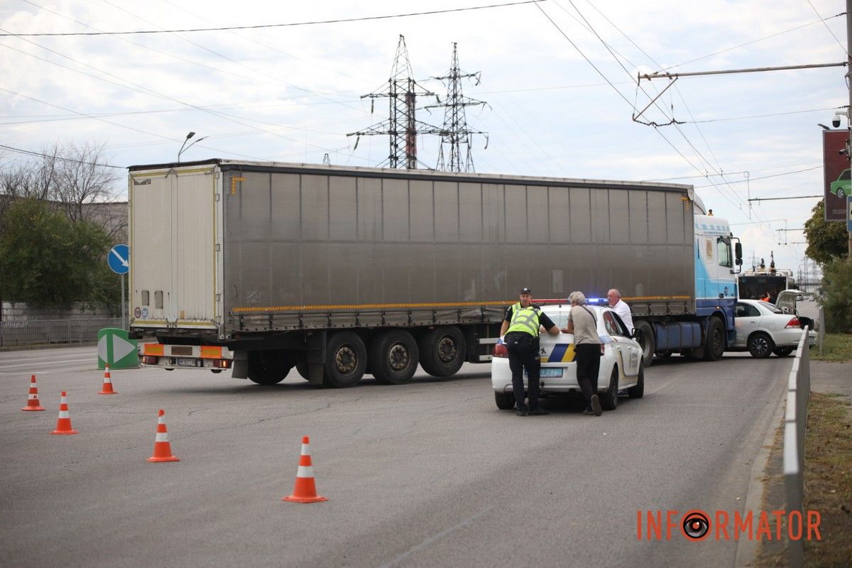 На перехресті вулиць Павлова та Набережної Заводської зіткнулись дві автівки