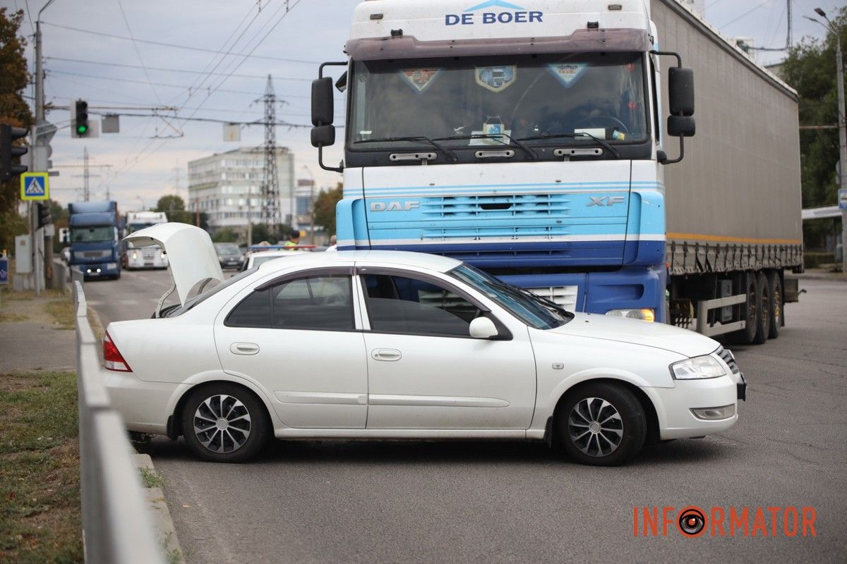 Nissan знаходився у правій смузі, а вантажівка - у лівій