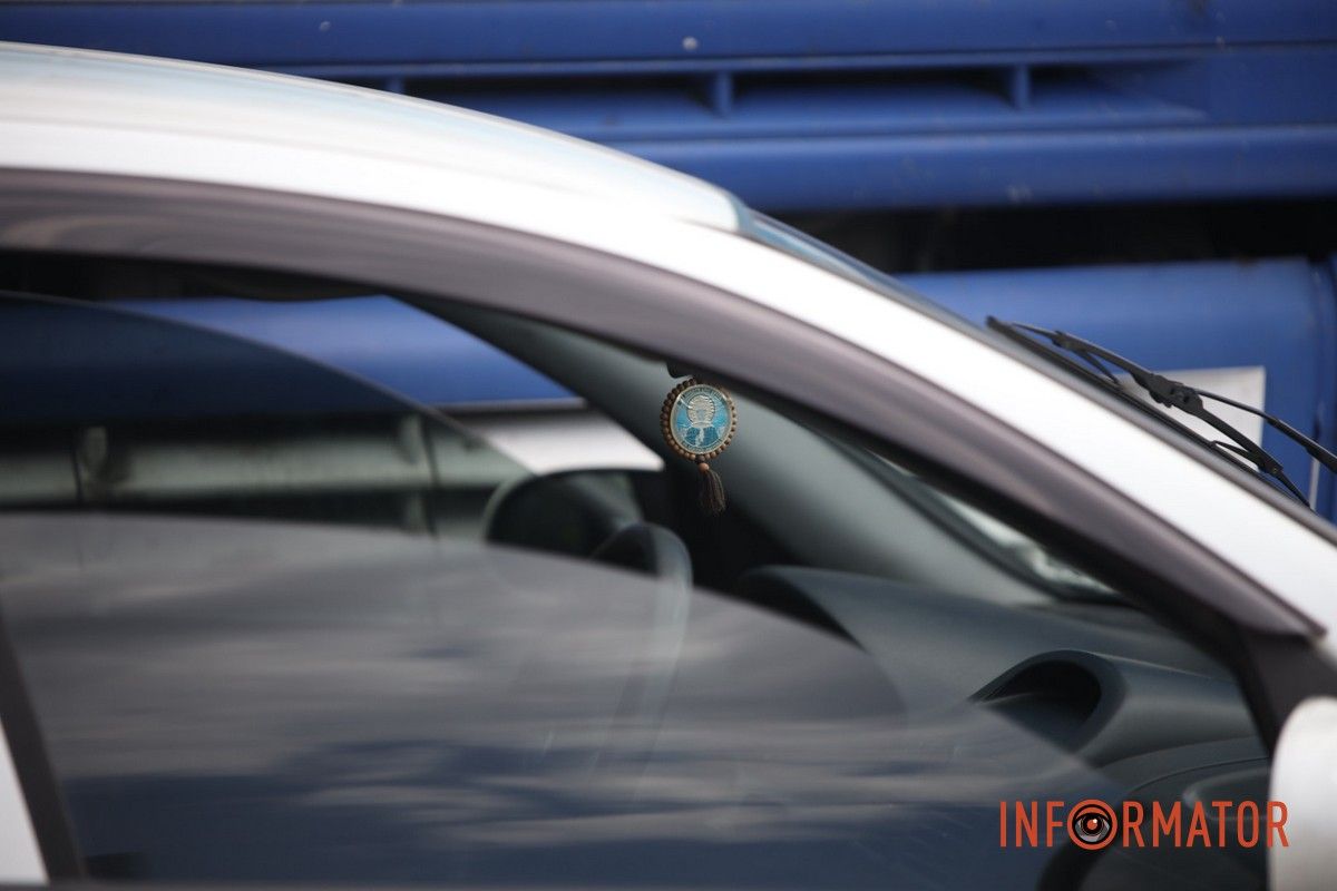 Легковик притерся до вантажівки