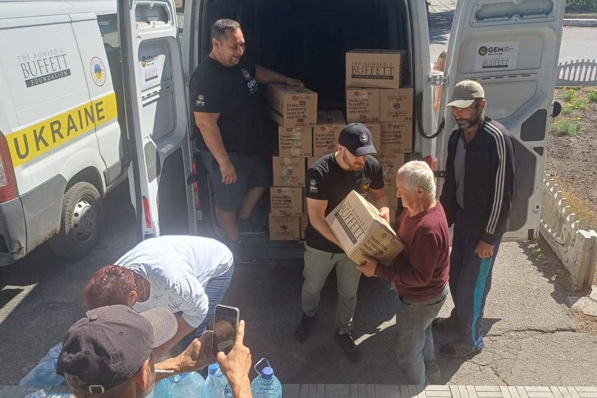 В грузы – питьевая вода и продуктовые наборы