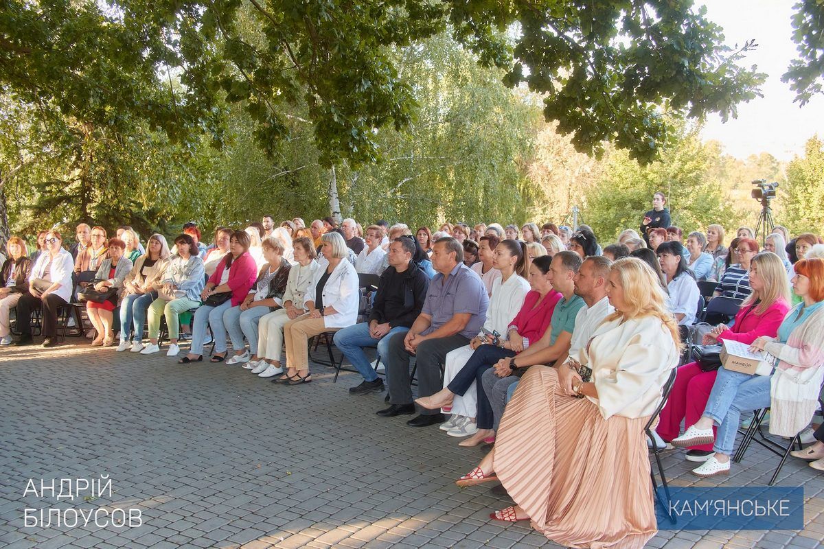 Освітяни Кам’янського – це 6,5 тисяч людей У Кам’янському освітяни зібралися просто неба 5
