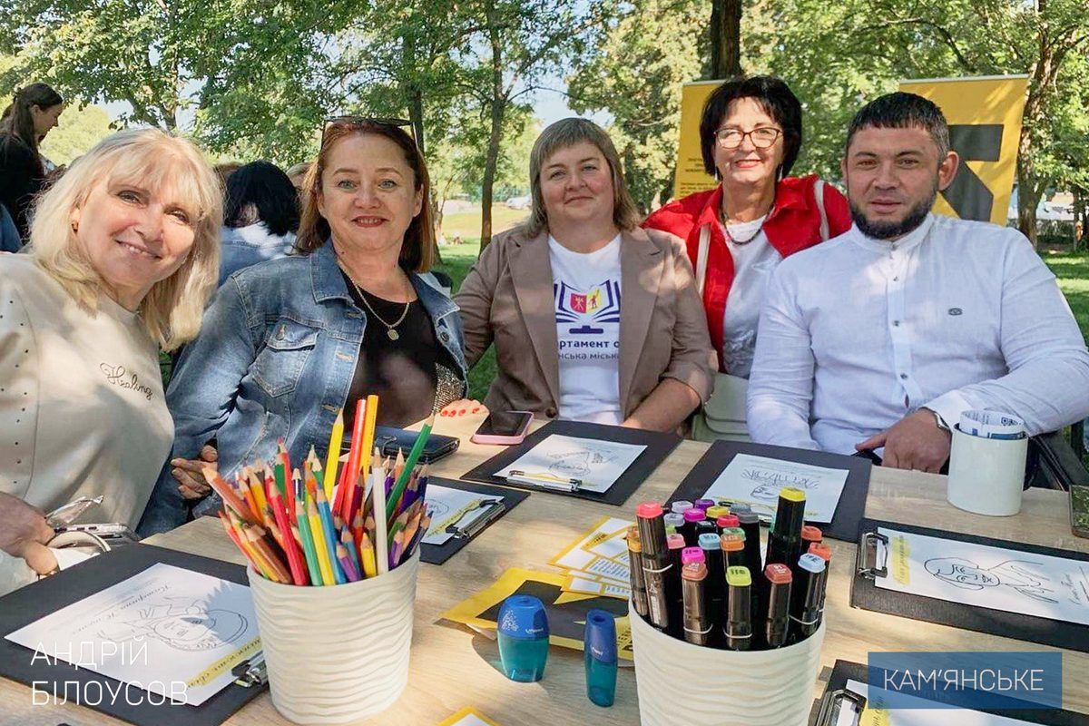Мер Кам’янського вважає, що місту є чим пишатися У Кам’янському освітяни зібралися просто неба 4
