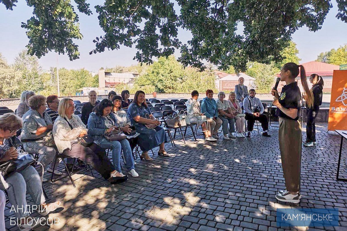 "Підтримка освіти – наш обов’язок і наша спільна відповідальність", - мер Кам'янського У Кам’янському освітяни зібралися просто неба 7