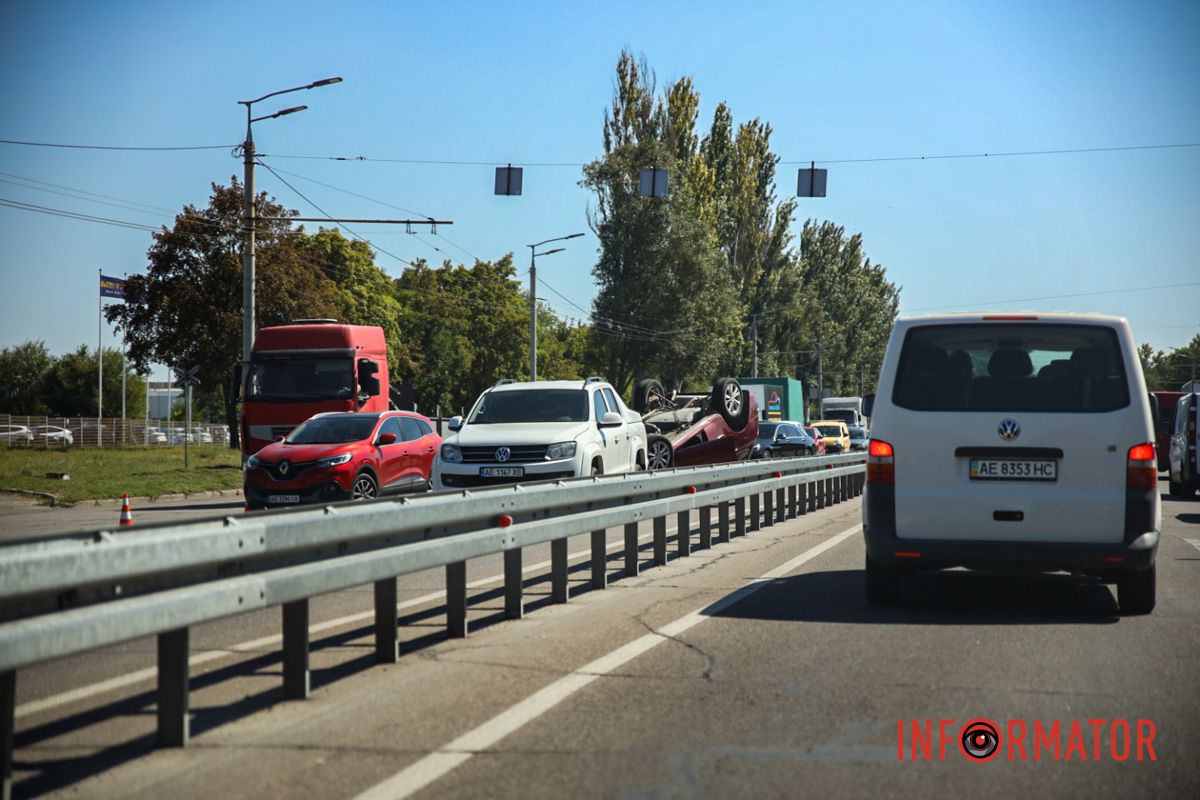 Постраждав водій автівки, що перекинулась
