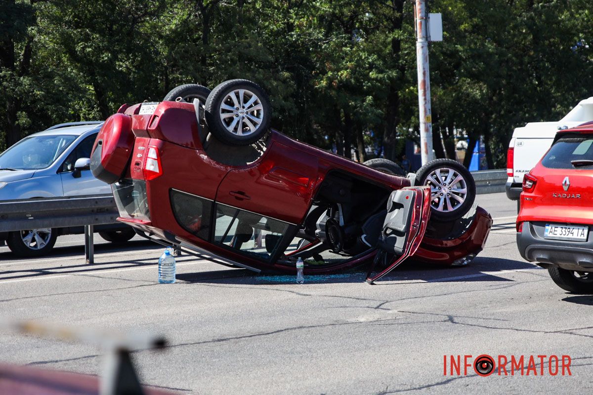 Внаслідок чого остання перекинулась на дах