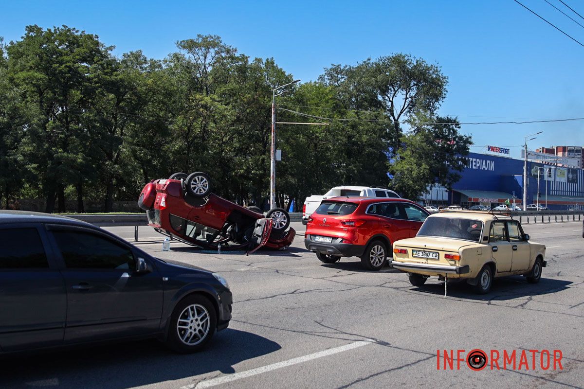 Біля ТЦ Metro зіткнулись Renault з Cherry