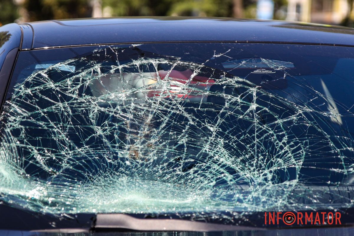 Поблизу зупинки громадського транспорту BMW збив людину