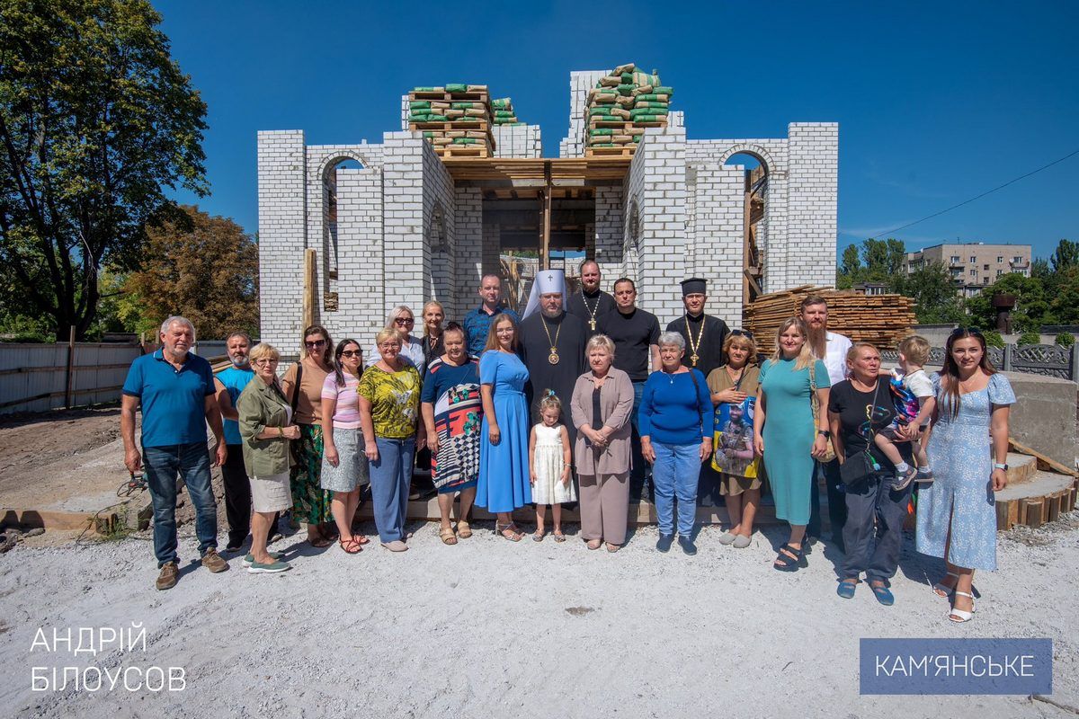 Возложили цветы на Майдане Героев: в Каменском чтили память Защитников 6