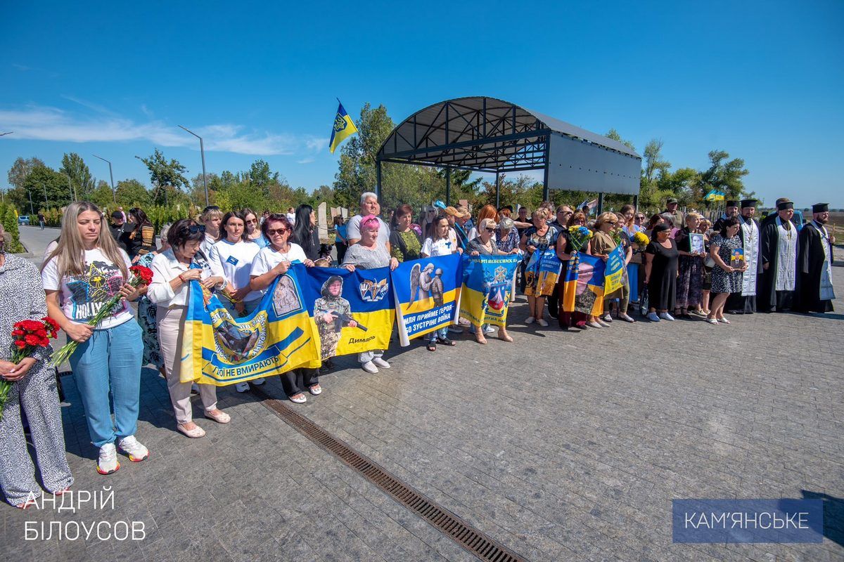 Возложили цветы на Майдане Героев: в Каменском чтили память Защитников 7