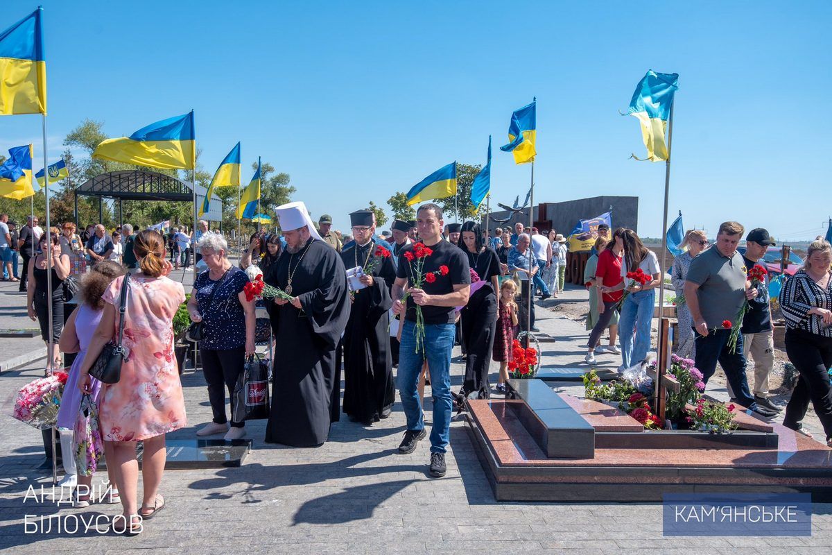 Возложили цветы на Майдане Героев: в Каменском чтили память Защитников 5