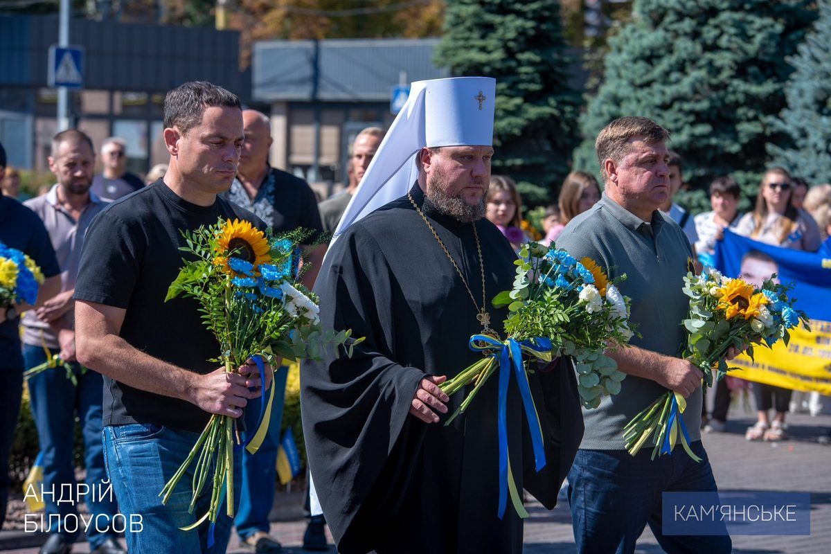 Возложили цветы на Майдане Героев: в Каменском чтили память Защитников 4