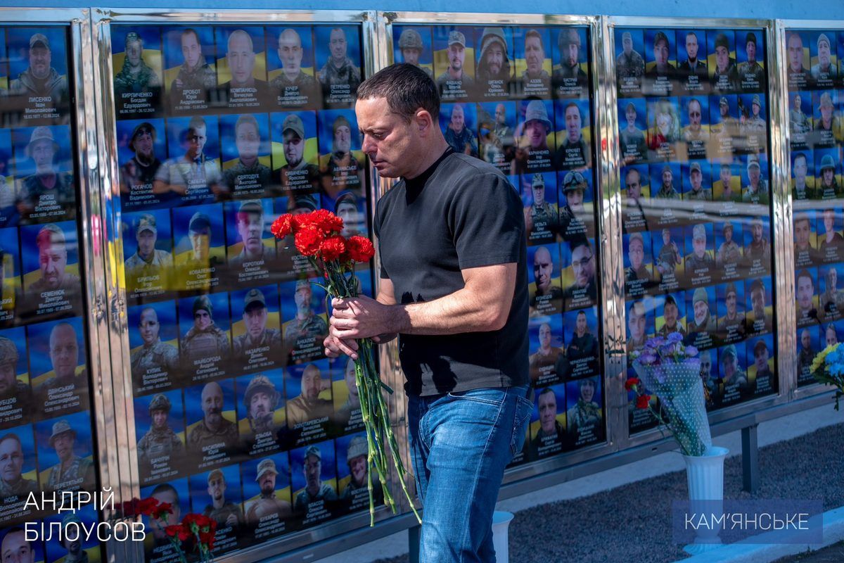 Возложили цветы на Майдане Героев: в Каменском чтили память Защитников 3