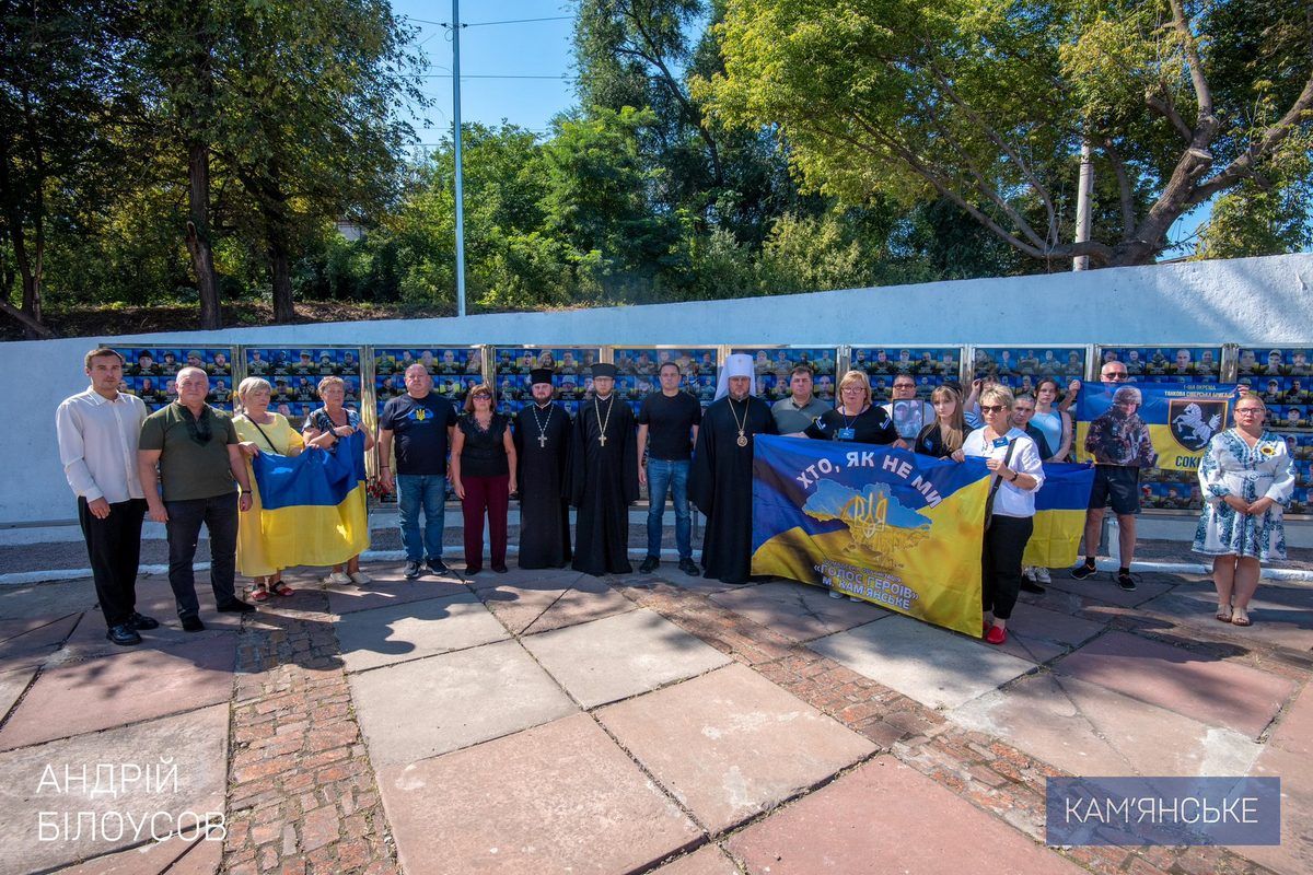 Возложили цветы на Майдане Героев: в Каменском чтили память Защитников 2