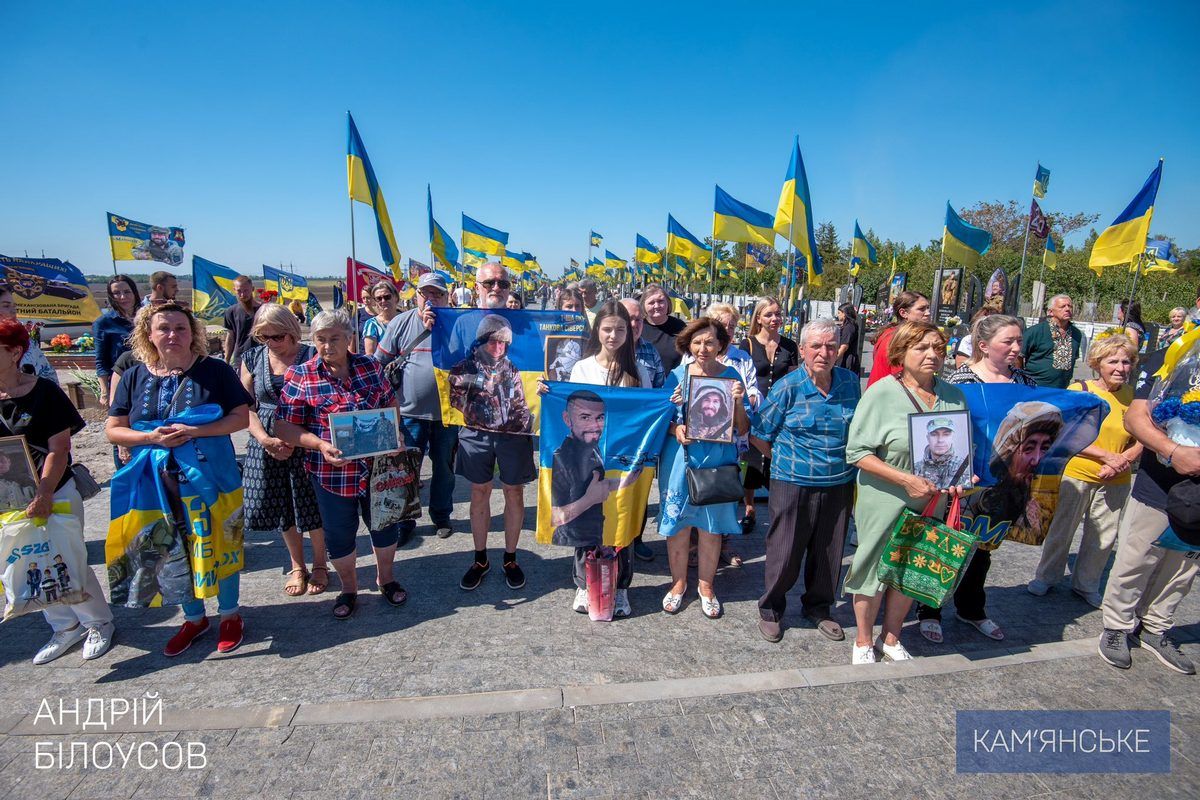 Возложили цветы на Майдане Героев: в Каменском чтили память Защитников 1