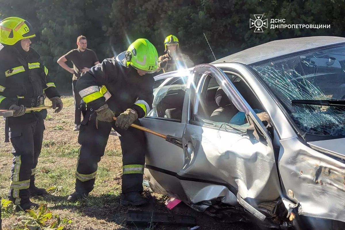 Skoda влетіла у стовп, водій загинув Водій загинув: у Кривому Розі Skoda влетіла у стовп 2