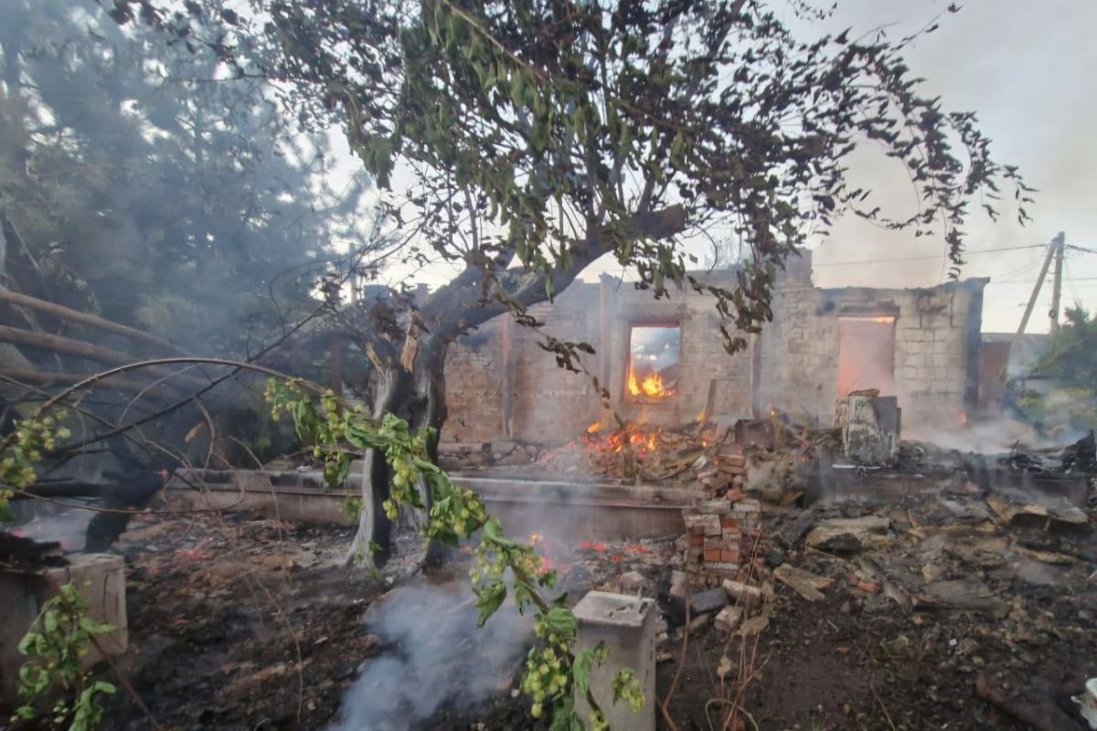 Внаслідок атаки дронів та ракет є руйнування та виникли пожежі