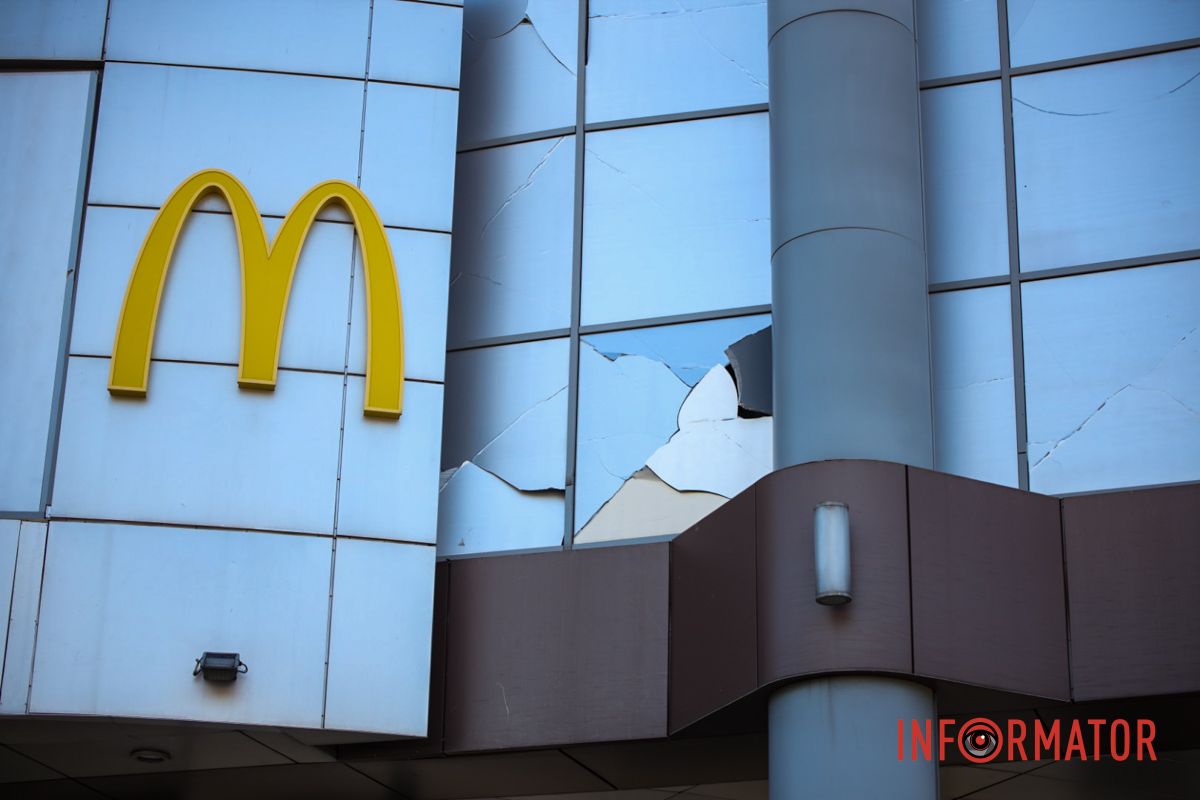 Понівечений фасад приміщення 