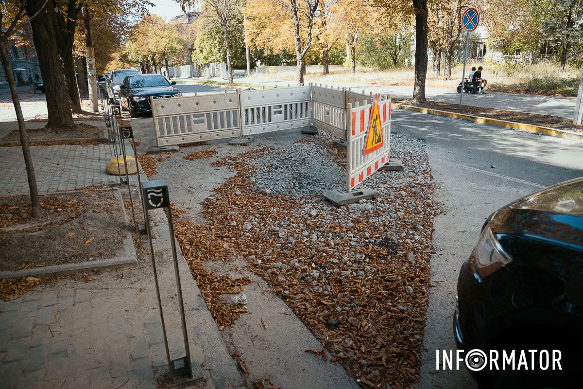Все из-за повреждения канализационного коллектора "Луна прошла, а порядок не навели": жители возмущены перекрытием части улицы Вернадского в Днепре после коммунальщиков 2