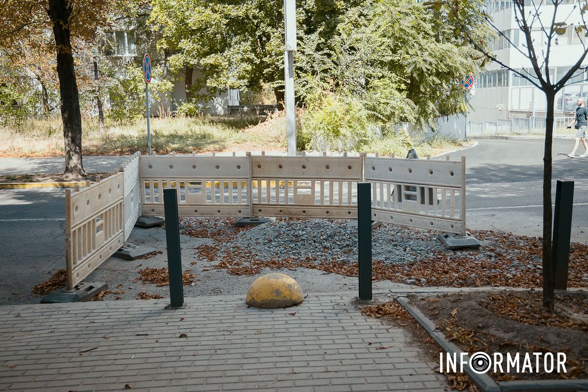 Чтобы проехать участок напротив башен, водителям приходится выезжать на встречную полосу. "Луна прошла, а порядок не навели": жители возмущены перекрытием части улицы Вернадского в Днепре после коммунальщиков 6