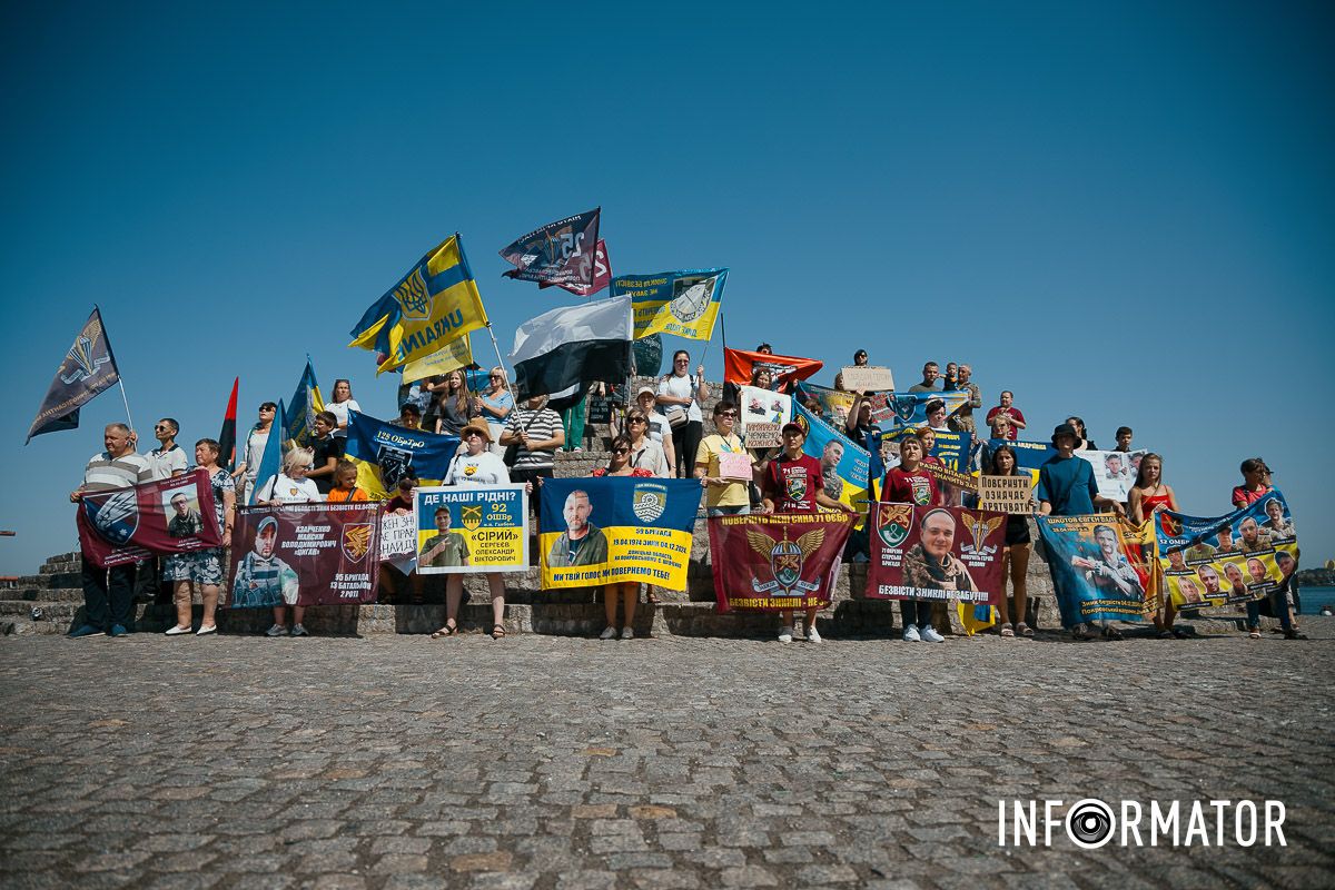 У суботу, 30 серпня, у Дніпрі відбулася акція на підтримку військовополонених та зниклих безвісти “Зниклі безвісти – не забуті”: у Дніпрі відбулась акція-автопробіг на підтримку полонених та зниклих безвісти 1