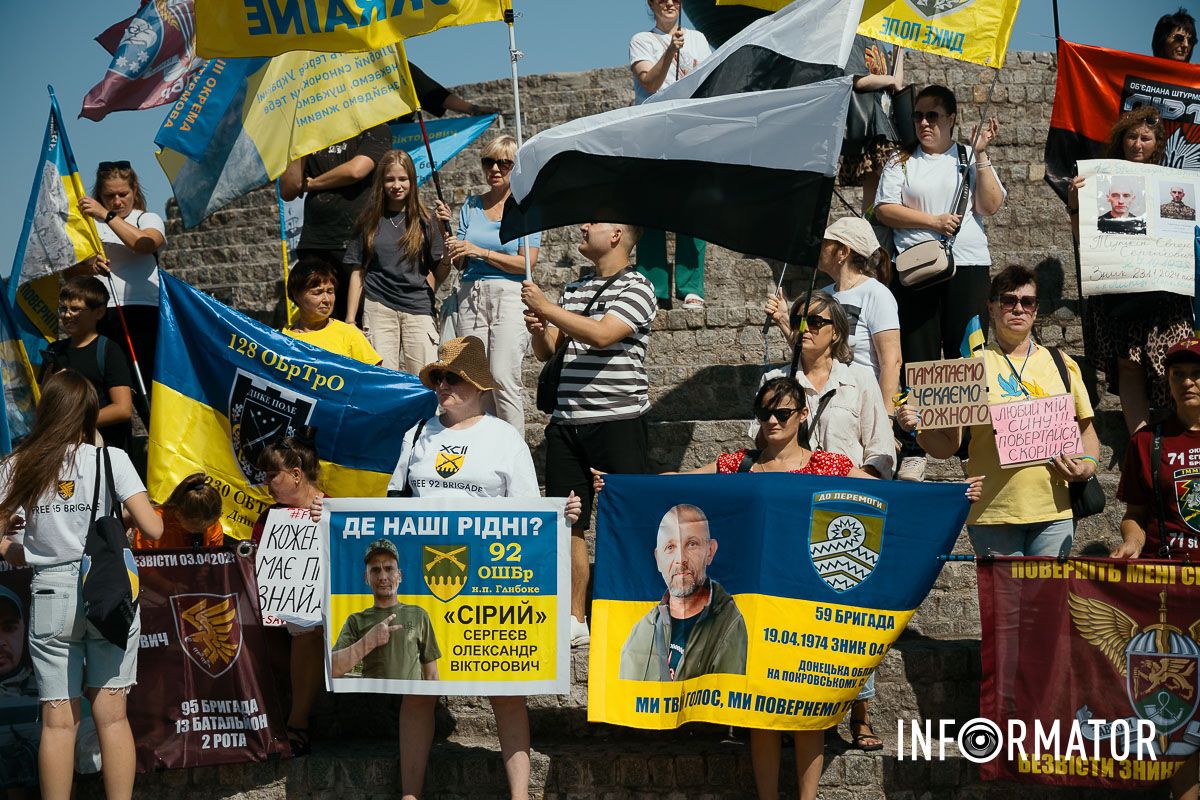 Після мітингу на Фестивальному причалі десятки машин з прапорами та плакатами вирушили колоною містом “Зниклі безвісти – не забуті”: у Дніпрі відбулась акція-автопробіг на підтримку полонених та зниклих безвісти 2