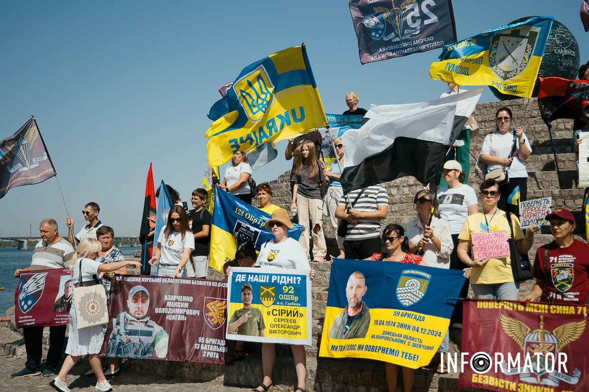 Збір учасників проходив на Січеславській набережній біля кулі бажань “Зниклі безвісти – не забуті”: у Дніпрі відбулась акція-автопробіг на підтримку полонених та зниклих безвісти 5