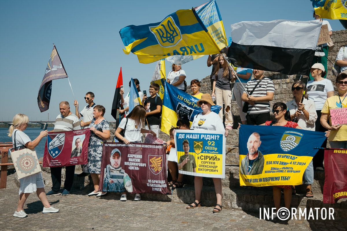 Спочатку відбувся невеликий мітинг “Зниклі безвісти – не забуті”: у Дніпрі відбулась акція-автопробіг на підтримку полонених та зниклих безвісти 6