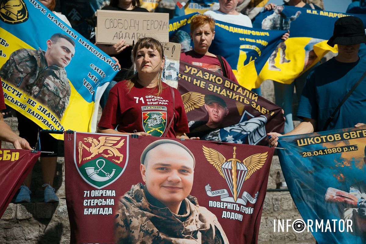 Родини військовополонених Маріупольського гарнізону та зниклих безвісти виступили з промовами “Зниклі безвісти – не забуті”: у Дніпрі відбулась акція-автопробіг на підтримку полонених та зниклих безвісти 7