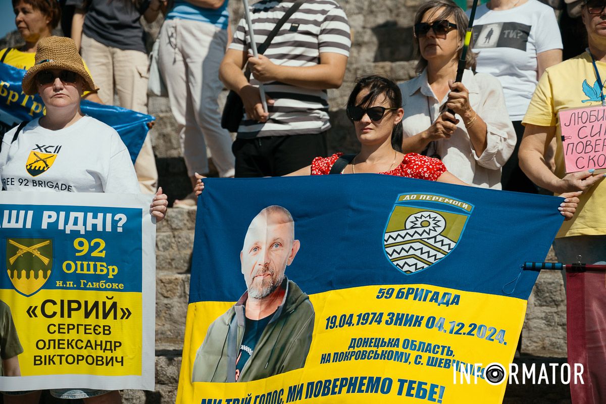 Вони поділилися своїм болем і наголосили: «Зниклі безвісти – не забуті» “Зниклі безвісти – не забуті”: у Дніпрі відбулась акція-автопробіг на підтримку полонених та зниклих безвісти 8