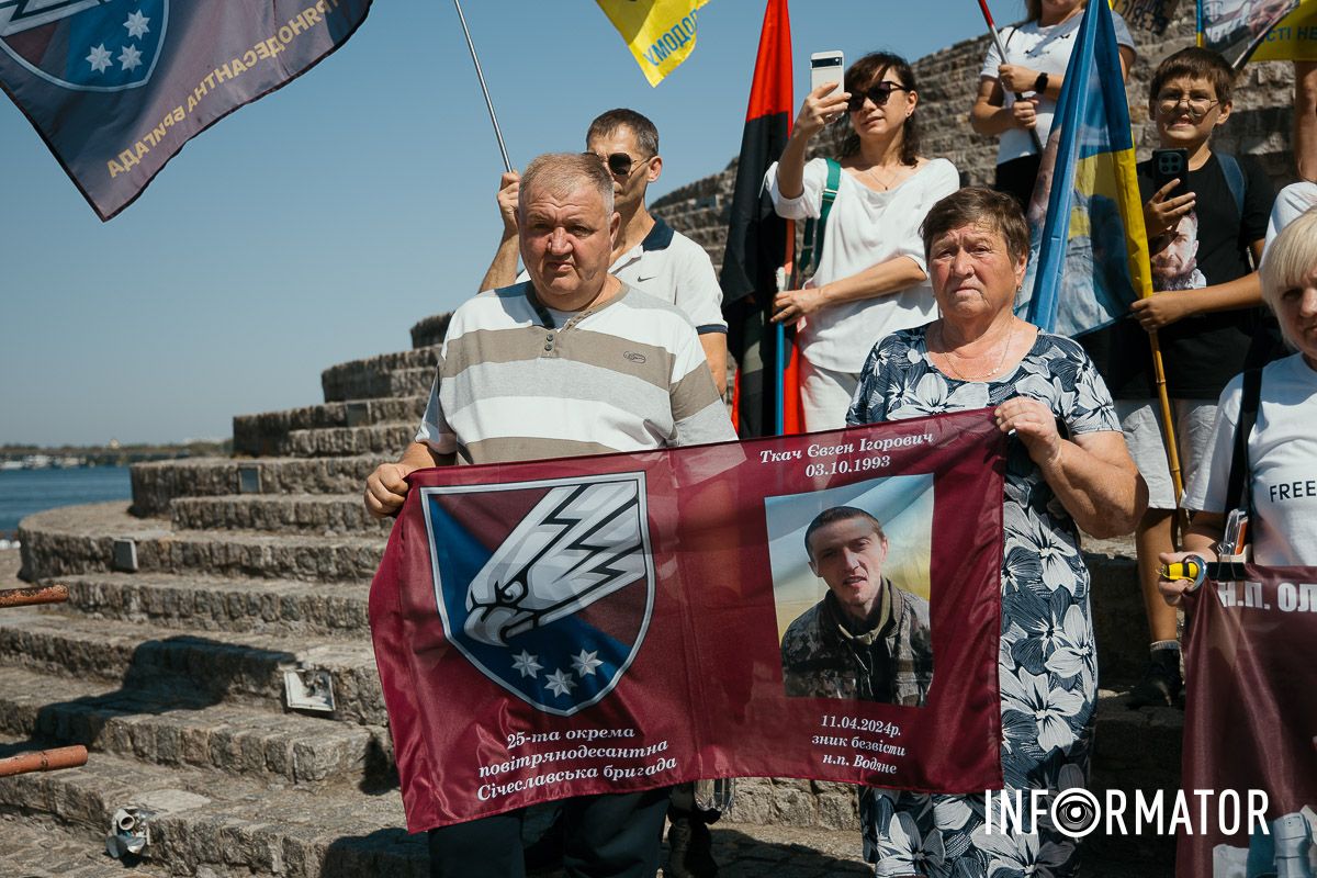 Учасники тримали у руках фотокартки своїх рідних “Зниклі безвісти – не забуті”: у Дніпрі відбулась акція-автопробіг на підтримку полонених та зниклих безвісти 9