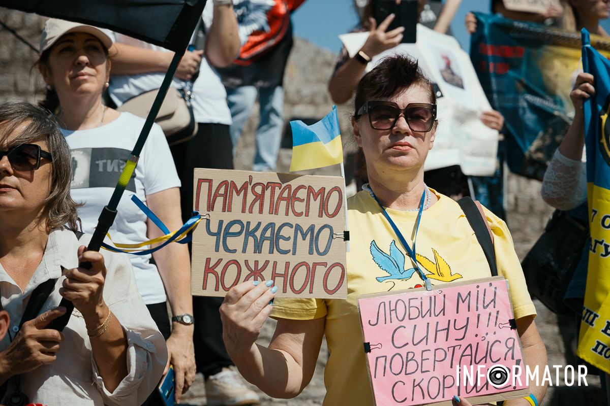 Жінки тримають плакати зі світлинами захисників “Зниклі безвісти – не забуті”: у Дніпрі відбулась акція-автопробіг на підтримку полонених та зниклих безвісти 13
