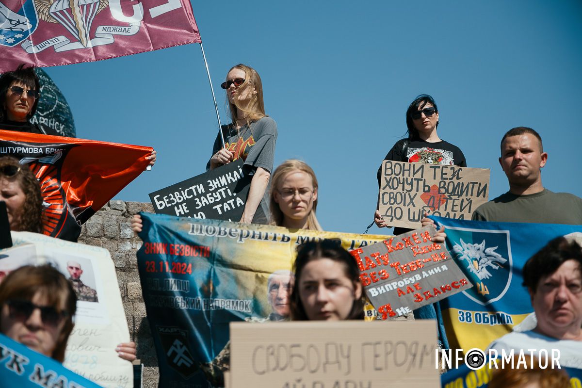 Плакати із закликом повернути зниклих безвісти “Зниклі безвісти – не забуті”: у Дніпрі відбулась акція-автопробіг на підтримку полонених та зниклих безвісти 15