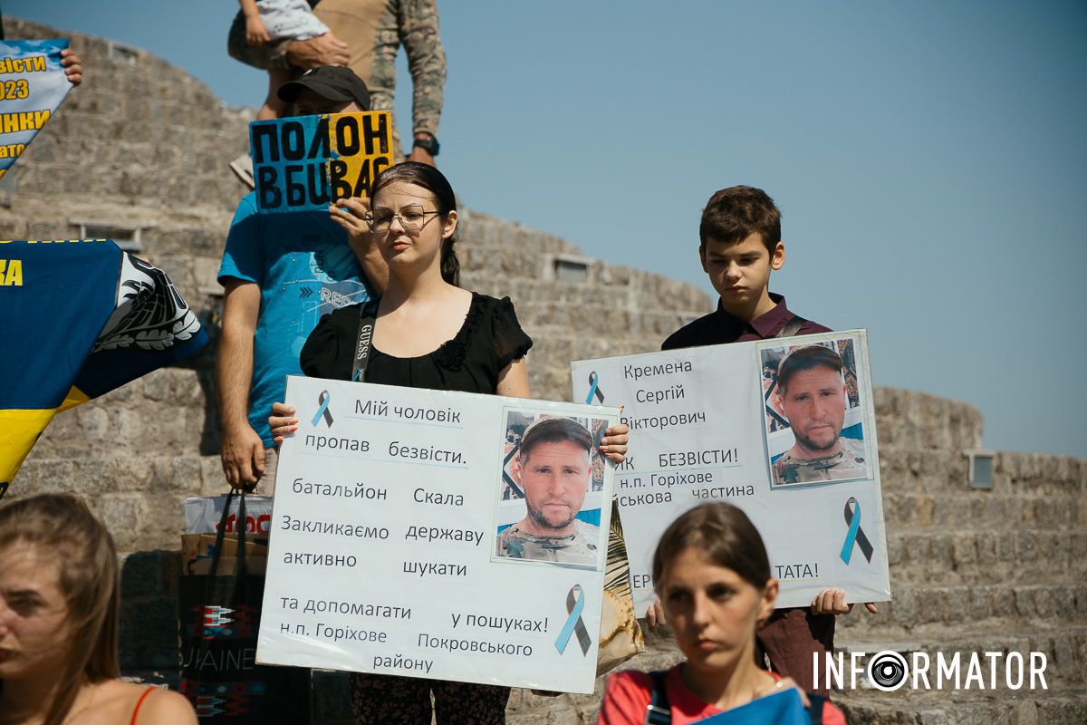 Біля кулі бажань зібралися десятки людей “Зниклі безвісти – не забуті”: у Дніпрі відбулась акція-автопробіг на підтримку полонених та зниклих безвісти 16