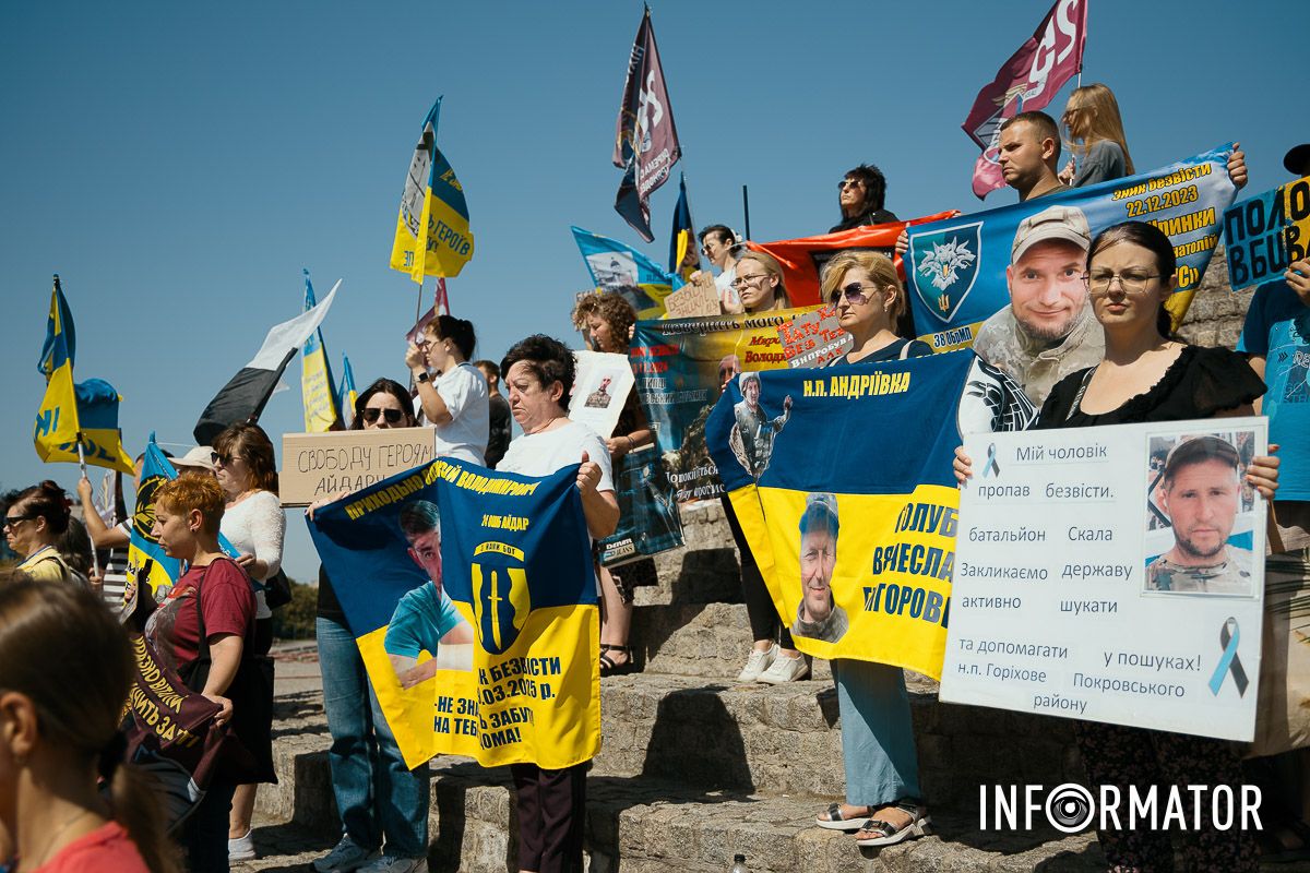 Серед учасників — матері та дружини бійців Маріуполя “Зниклі безвісти – не забуті”: у Дніпрі відбулась акція-автопробіг на підтримку полонених та зниклих безвісти 18