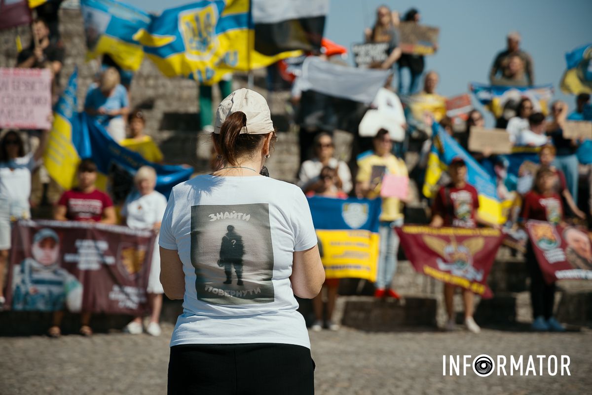Родини військових тримаються разом “Зниклі безвісти – не забуті”: у Дніпрі відбулась акція-автопробіг на підтримку полонених та зниклих безвісти 25