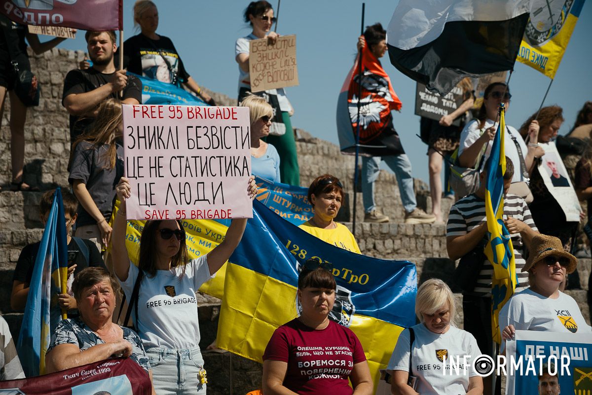 Сльози та біль в очах родичів “Зниклі безвісти – не забуті”: у Дніпрі відбулась акція-автопробіг на підтримку полонених та зниклих безвісти 26