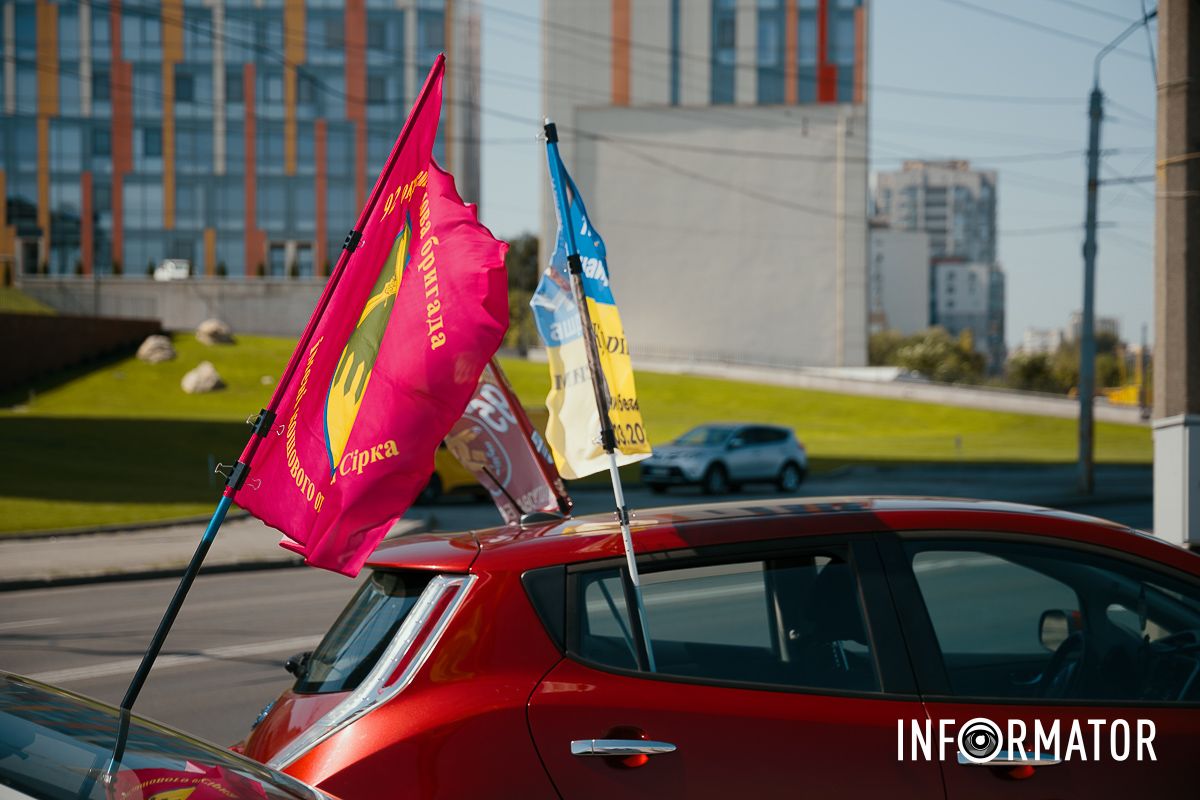 Колона машин стартує від кулі бажань “Зниклі безвісти – не забуті”: у Дніпрі відбулась акція-автопробіг на підтримку полонених та зниклих безвісти 28