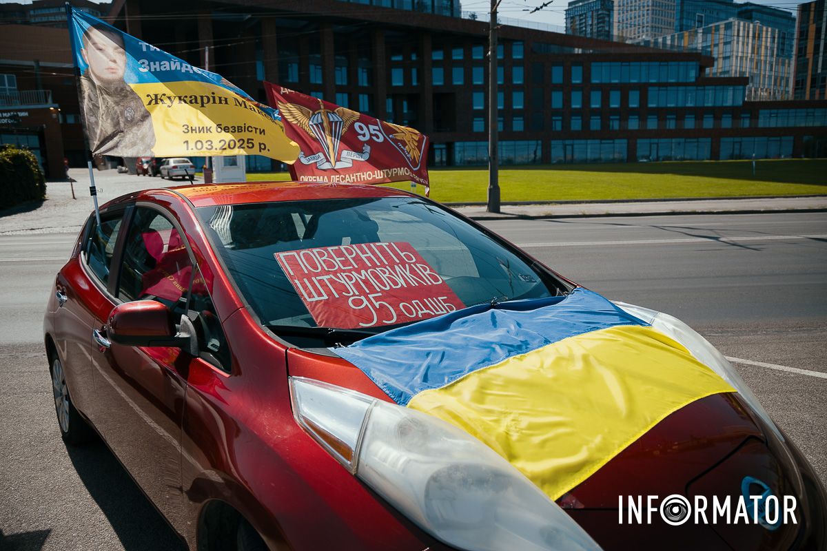 Автівки прикрашені прапорами України “Зниклі безвісти – не забуті”: у Дніпрі відбулась акція-автопробіг на підтримку полонених та зниклих безвісти 29