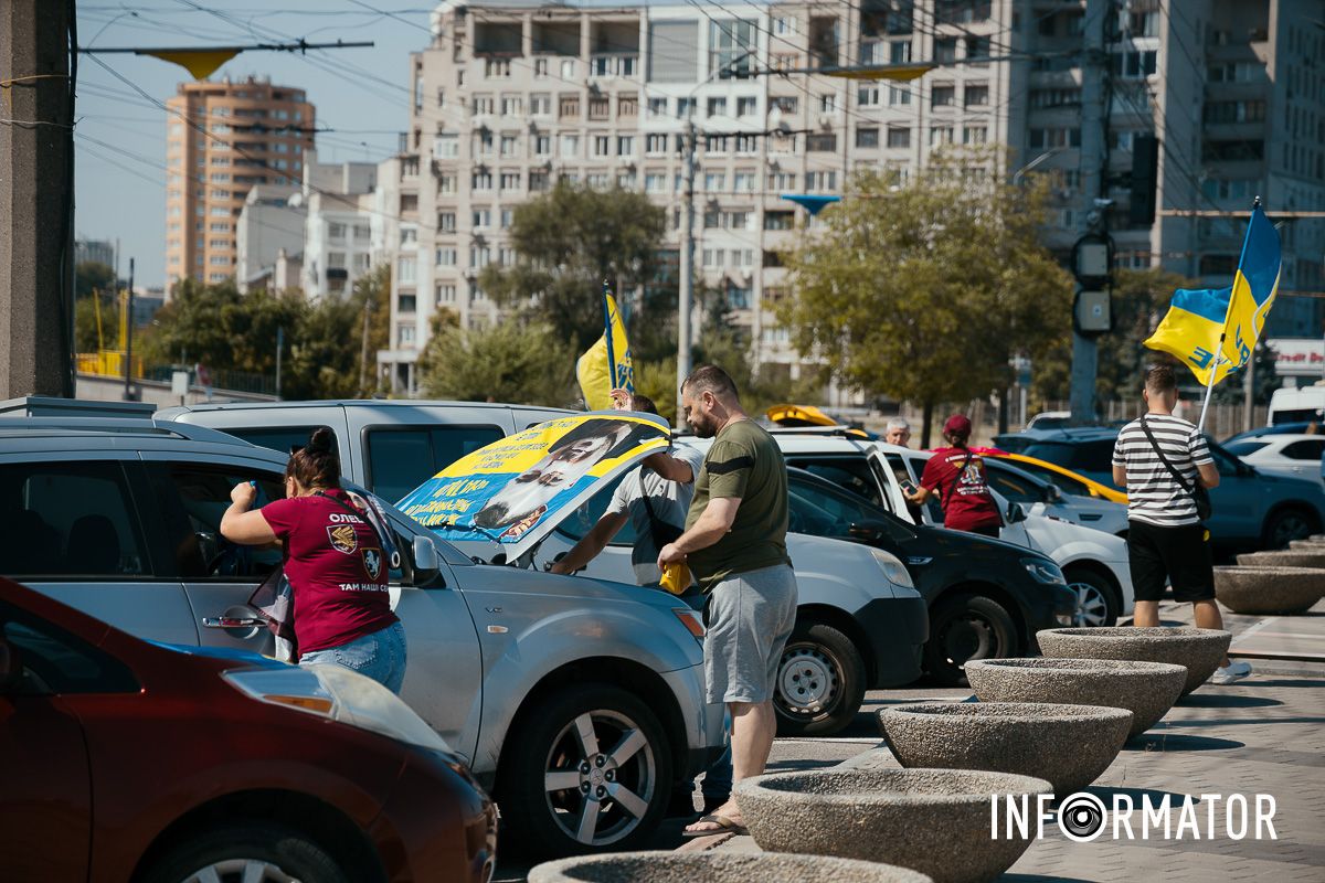 Автівки рухаються повз центр Дніпра “Зниклі безвісти – не забуті”: у Дніпрі відбулась акція-автопробіг на підтримку полонених та зниклих безвісти 32
