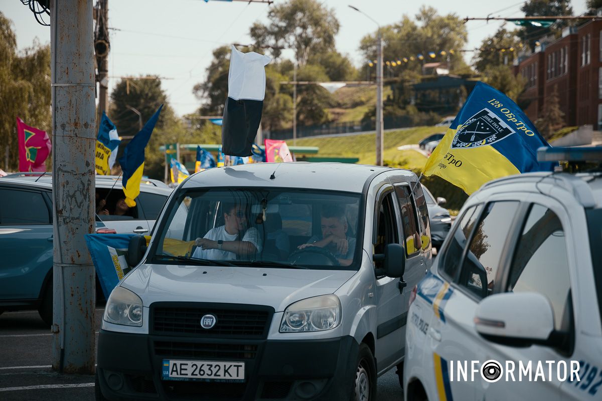 Плакати з фото захисників видно з вікон “Зниклі безвісти – не забуті”: у Дніпрі відбулась акція-автопробіг на підтримку полонених та зниклих безвісти 34