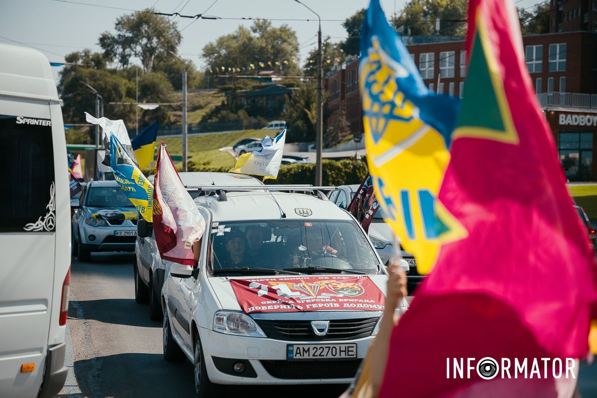 Прапори майорять над дахами автомобілів “Зниклі безвісти – не забуті”: у Дніпрі відбулась акція-автопробіг на підтримку полонених та зниклих безвісти 38