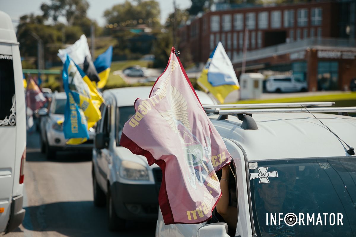 Дніпро побачив автопробіг за свободу полонених “Зниклі безвісти – не забуті”: у Дніпрі відбулась акція-автопробіг на підтримку полонених та зниклих безвісти 40