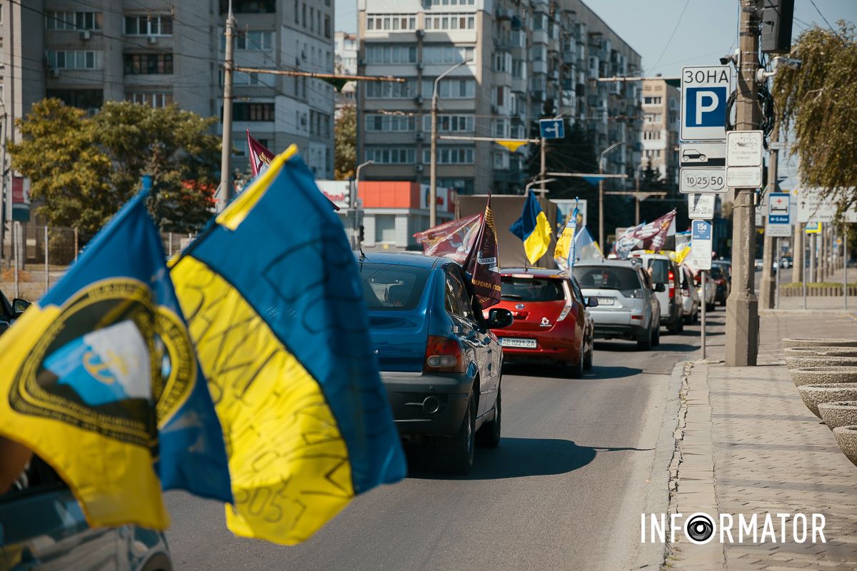 Автоколона на набережній “Зниклі безвісти – не забуті”: у Дніпрі відбулась акція-автопробіг на підтримку полонених та зниклих безвісти 45