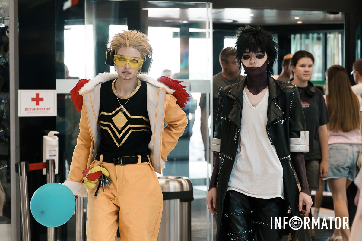 Магазины-партнеры представили сувениры, атрибутику, комиксы и другую продукцию для фанатов Магазины-партнеры представили сувениры, атрибутику, комиксы и другую продукцию для фанатов