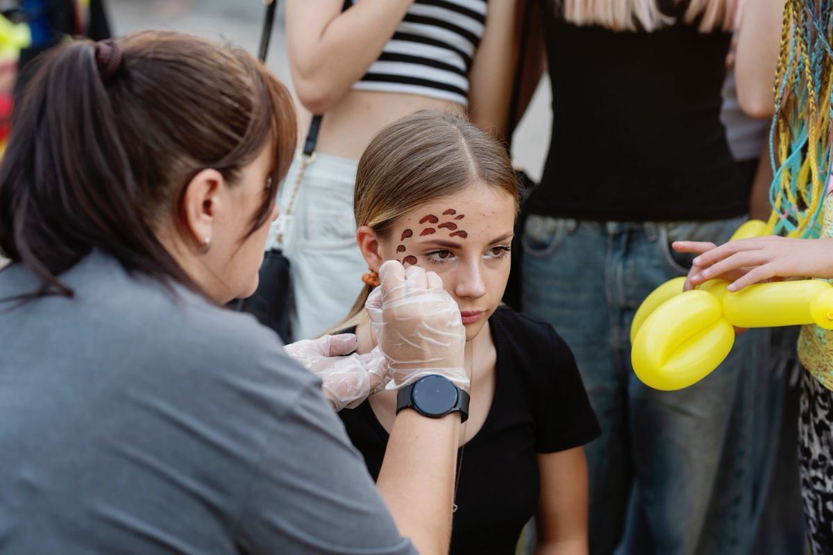 Не дивлячись на віддаленість від центру міста, майже 200 дорослих та дітлахів зібралися в цьому місці